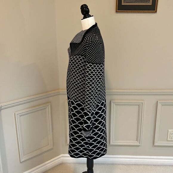 Cocogio Italian Women’s black & white sweater. Size M - Picture 2 of 4